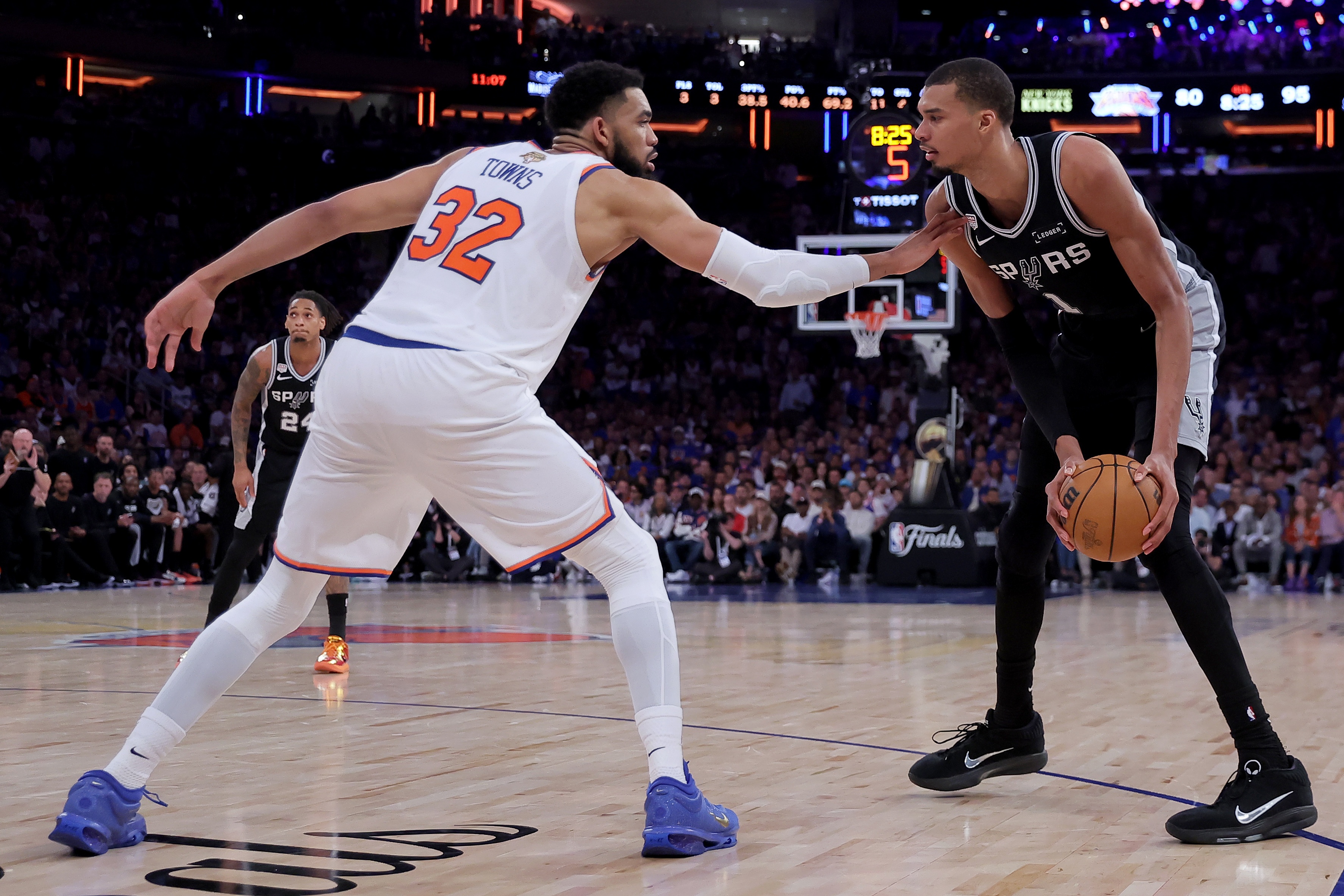乔·约翰逊：文班亚马练好下盘 未来五到七年必拿几个MVP