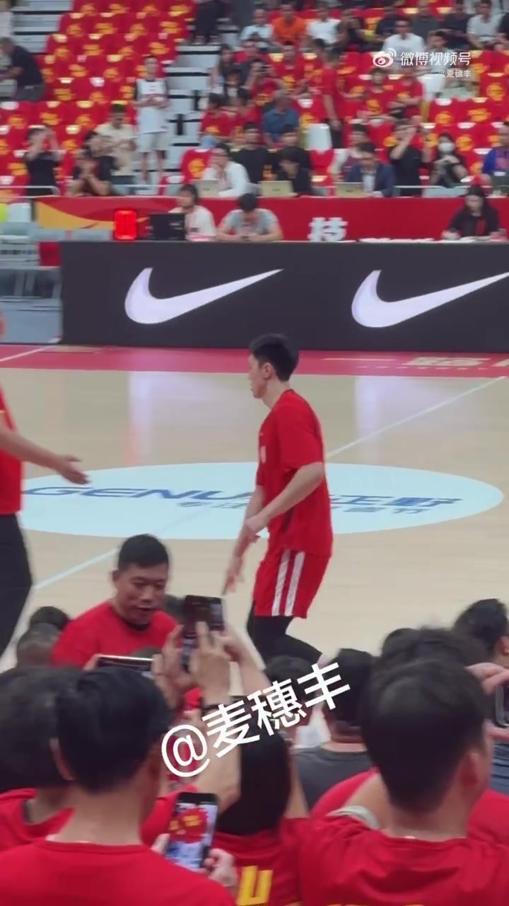 胡明轩赛前跑篮热身 中国男篮今晚19:30迎战新西兰