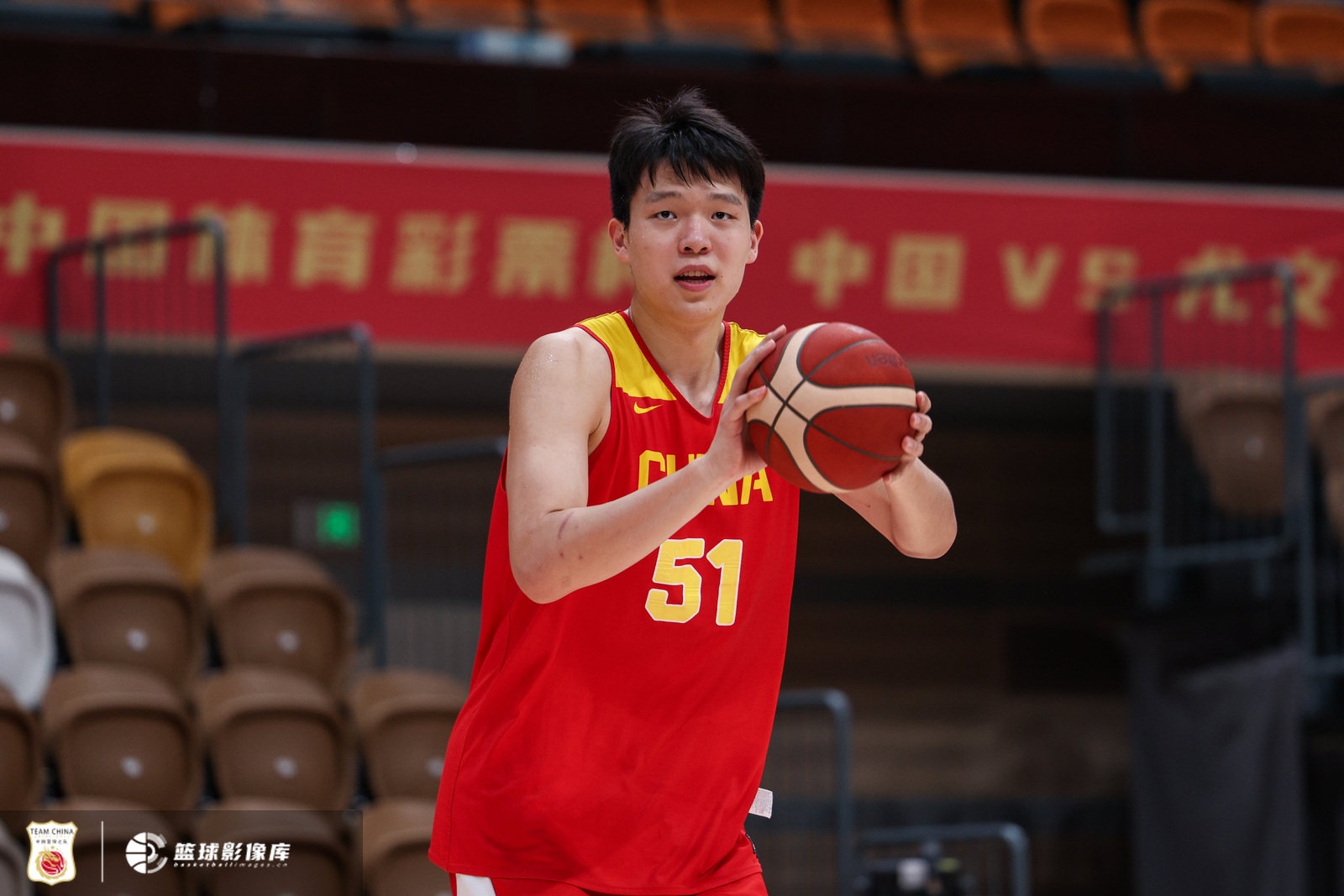 解说:今晚是一场很不错的准备赛 目的除了取胜还要演练战术配合