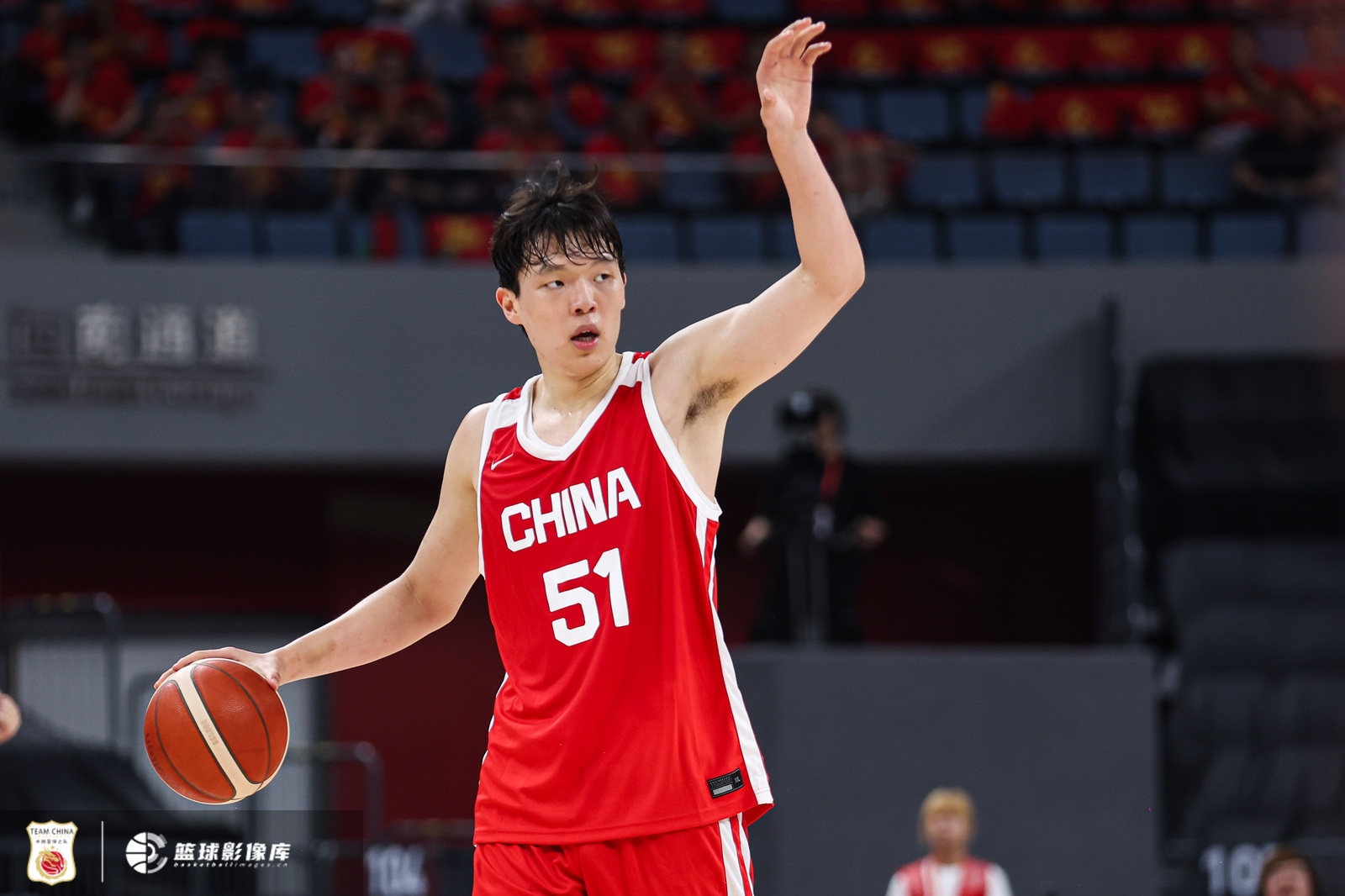 媒体人:杨瀚森在场上优势明显 下半场可以让他多打打