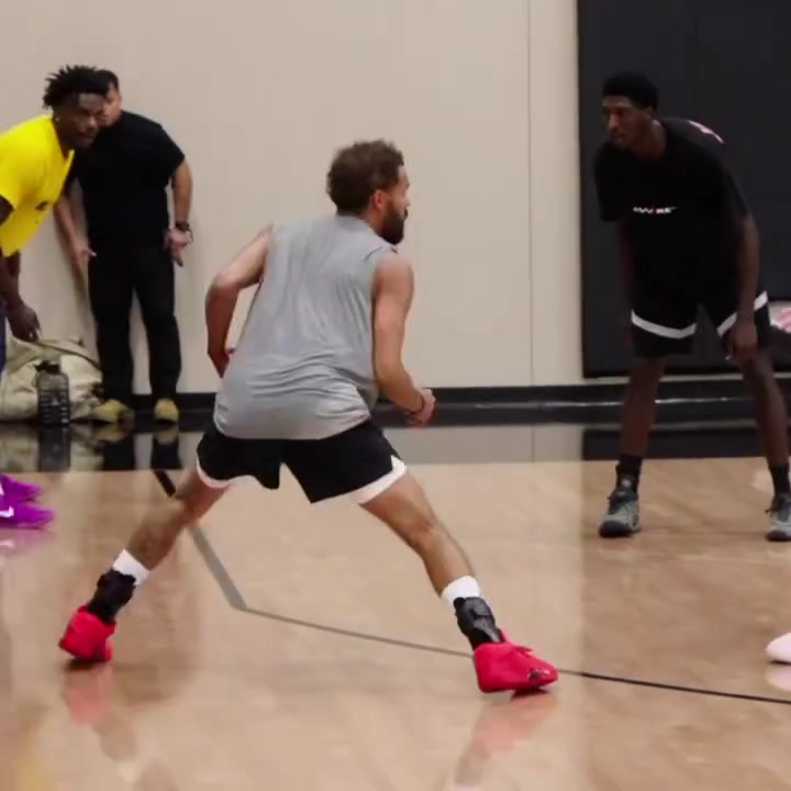 憋着一股劲！特雷·杨社媒晒休赛期训练动态：全神贯注🔐