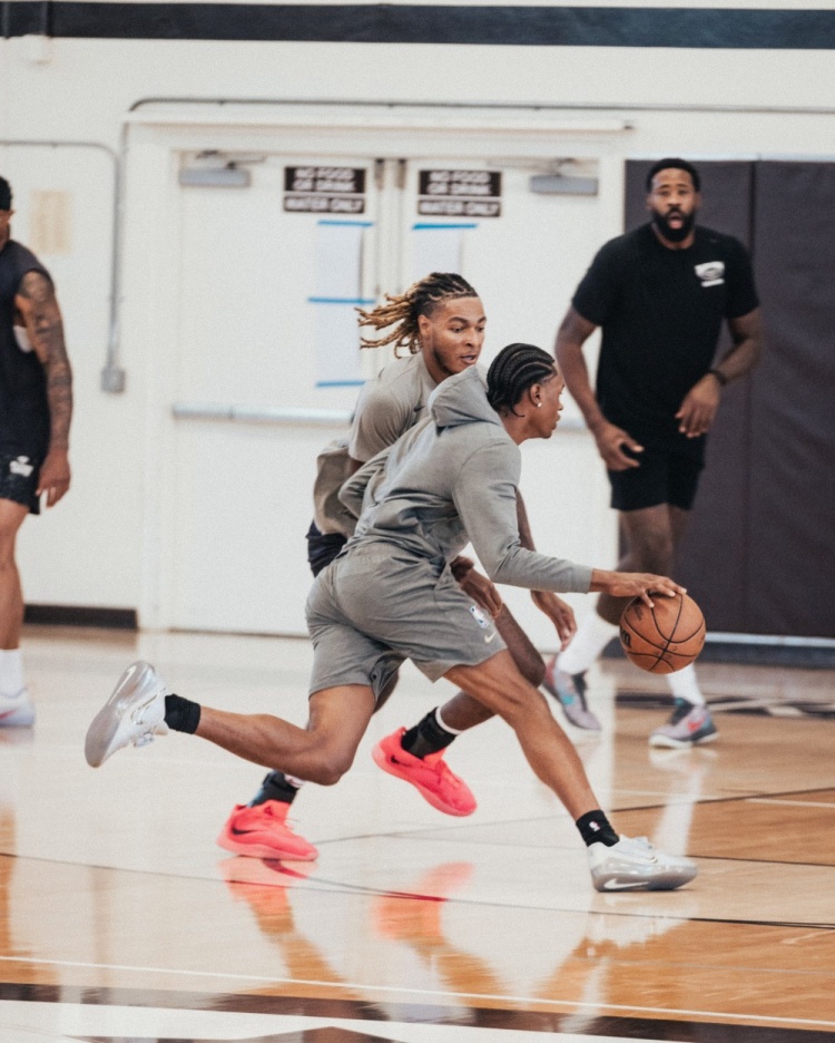 实战演练!詹姆斯德罗赞等参加训练赛 老詹:今天是很棒的球局! 实战演练!詹姆斯德罗赞等参加训练赛 老詹:今天是很棒的球局!