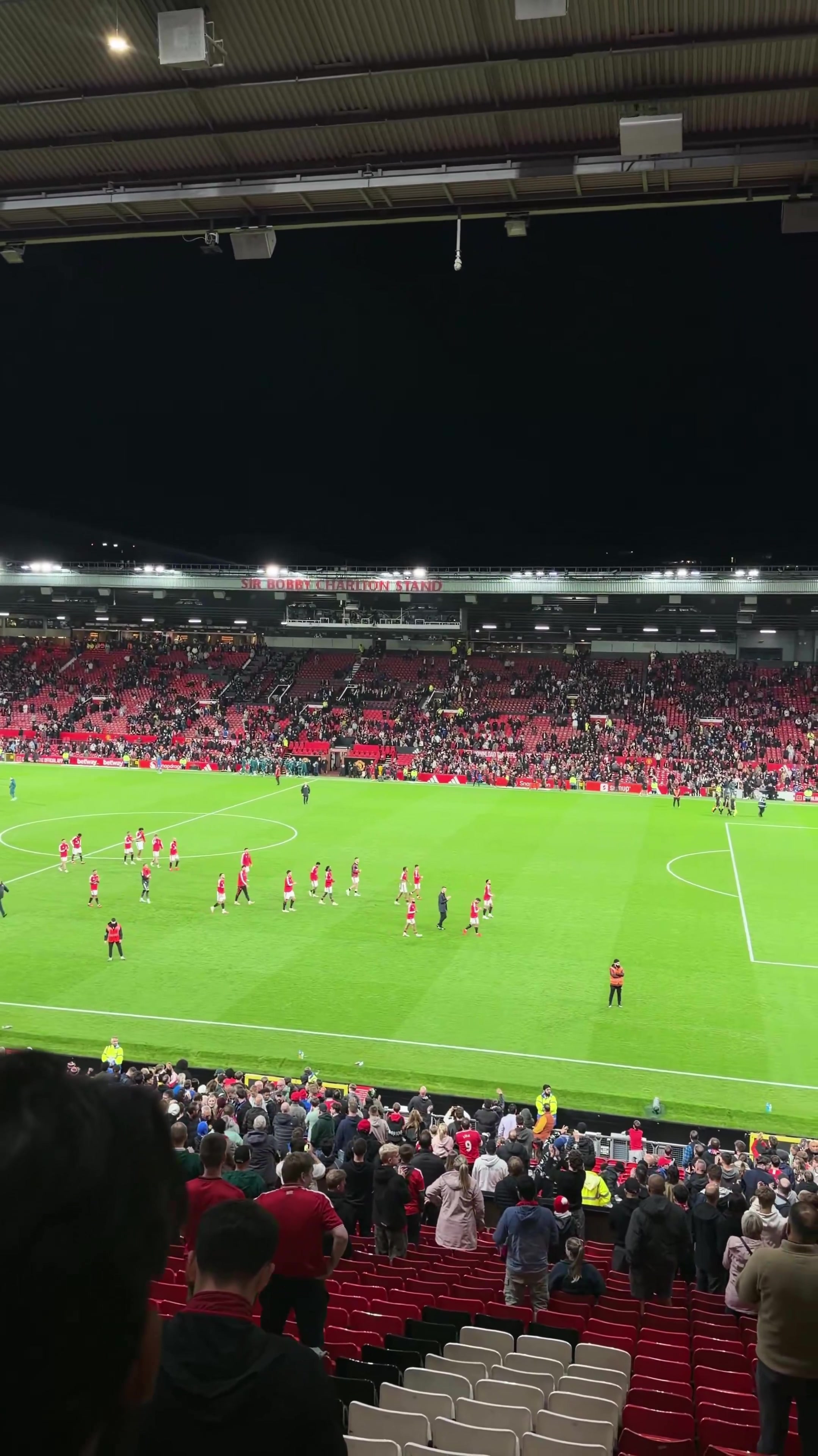 不满!曼联遭布莱顿让2追3一轮游,球员教练退场时梦剧场嘘声四起 不满!曼联遭布莱顿让2追3一轮游,球员教练退场时梦剧场嘘声四起