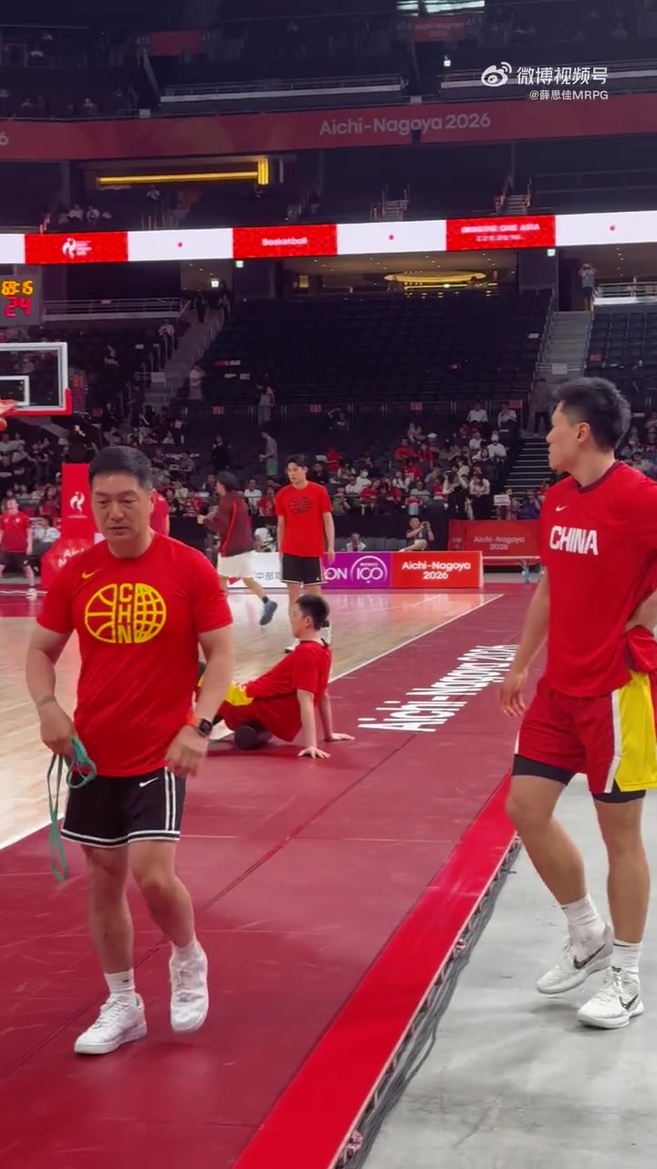 记者:赵嘉义&李弘权出场热身 将出战中国男篮与日本男篮的比赛